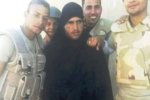 Phiến quân IS (áo đen) bị bắt giữ. (Nguồn: Daily Mail)