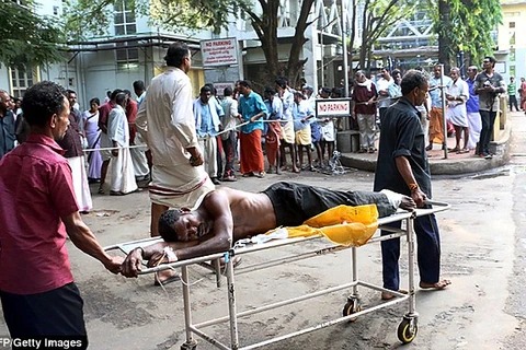 Một nạn nhân bị thương trong vụ hỏa hoạn được chuyển tới bệnh viện. (Nguồn: AFP/Getty Images)