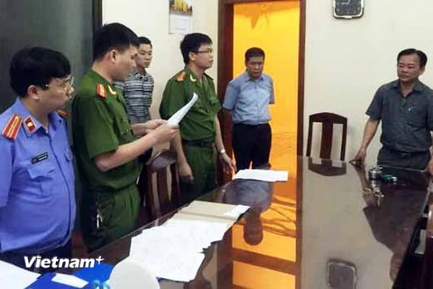 Công an đọc lệnh bắt tạm giam đối với ông Bùi Hoàng Hiền. (Ảnh: Đoàn Minh Huệ/Vietnam+)