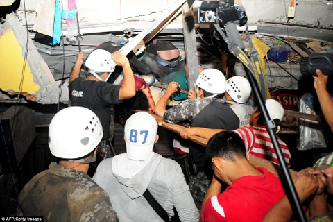 Một nạn nhân được đưa ra khỏi đống đổ nát của một tòa nhà. (Nguồn: AFP/Getty Images)