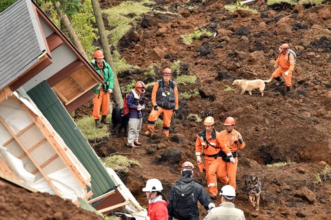 Nhân viên cứu hộ tìm kiếm người mất tích trong vụ động đất ở Nhật Bản. (Nguồn: AFP)
