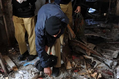 Cảnh sát có mặt tại hiện trường 1 vụ đánh bom ở Pakistan. (Nguồn: brecorder.com)