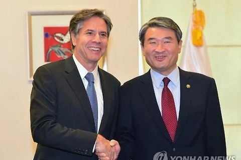 Ông Cho Tae-yong (phải) và Thứ trưởng Ngoại giao Mỹ Tony Blinken. (Nguồn: Yonhap)