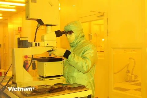Một nhà khoa học thuộc AINST làm việc trong phòng thí nghiệm tại Trung tâm khoa học nano Sydney mới khai trương. (Ảnh: Sao Băng/Vietnam+)