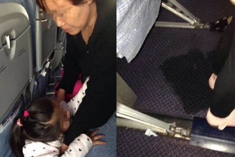 Người bà cho cháu tiểu tiện ngay tại chỗ ngồi trên máy bay. (Nguồn: Shanghaiist)