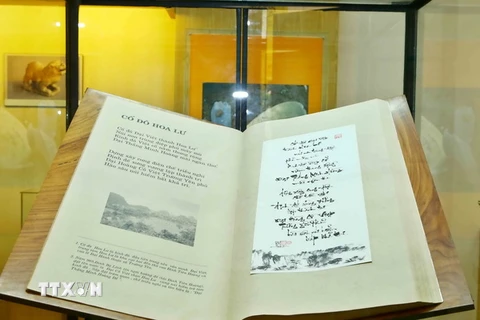 Cuốn 'Sử thi Hoa Lư thi tập' được trưng bày tại Khu di tích Hoàng thành Thăng Long. Ảnh: Minh Quyết – TTXVN