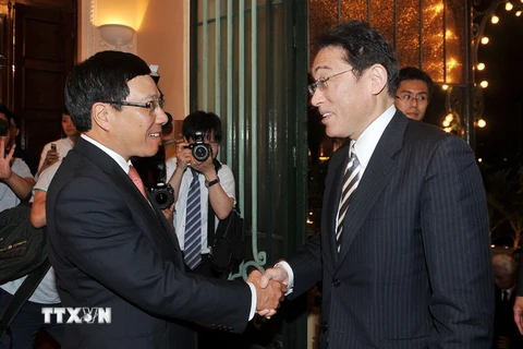 Phó Thủ tướng, Bộ trưởng Bộ Ngoại giao Phạm Bình Minh và Bộ trưởng Ngoại giao Nhật Bản, ông Fumio Kishida. (Ảnh: Nguyễn Khang/TTXVN)