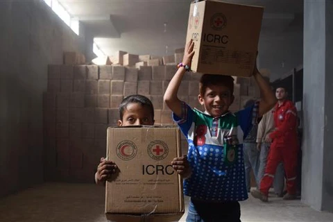Trẻ em Syria nhân hàng viện trợ. (Nguồn: AFP)
