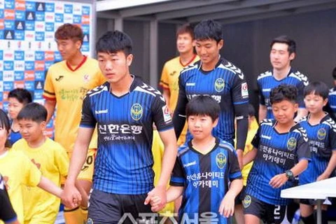 Xuân Trường ra sân trong màu áo Incheon United. (Nguồn: Naver)