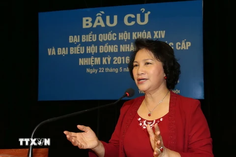 Chủ tịch Quốc hội Nguyễn Thị Kim Ngân đến kiểm tra, giám sát và phát biểu tại khu vực bỏ phiếu số 1, phường Nghĩa Tân, quận Cầu Giấy. (Ảnh: Trọng Đức/TTXVN)