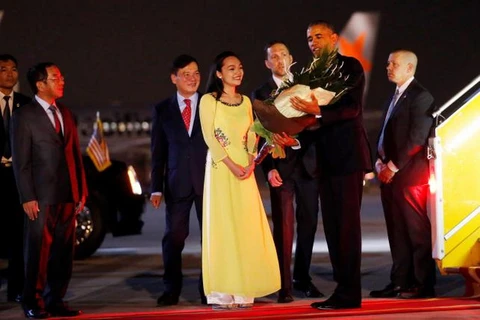 Video nữ sinh viên Hà Nội tặng hoa cho Tổng thống Hoa Kỳ Obama