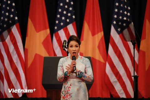 Ca sỹ Mỹ Linh hát quốc ca Việt Nam. (Ảnh: Lê Minh Sơn/Vietnam+)