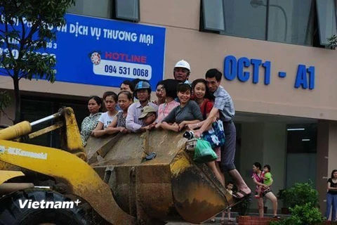 Khu đô thị Nasco bến xe Bắc ​Thăng ​Long bị cô lập. (Ảnh: Lê Minh Sơn/Vietnam+)