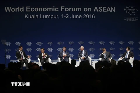 Phó Thủ tướng Trịnh Đình Dũng (phải) và các nhà lãnh đạo các nước ASEAN tại Diễn đàn. (Nguồn: EPA/TTXVN)