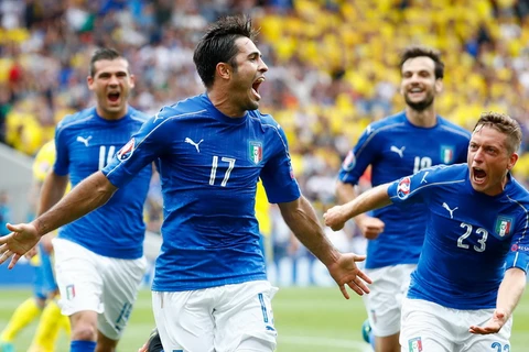 Eder ghi bàn quan trọng ở những phút cuối giúp Italy thẳng tiến vòng 1/8. (Nguồn: Getty Images)