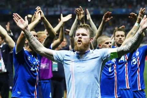 Thủ quân Aron Gunnarsson cùng đồng đội ăn mừng chiến thắng. (Nguồn: Getty Images)