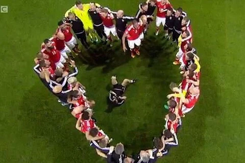 Các cầu thủ Xứ Wales xếp thành hình trái tim. (Nguồn: BBC)