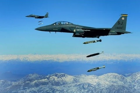 Máy bay Mỹ thả bom vào các mục tiêu. (Nguồn: AP)