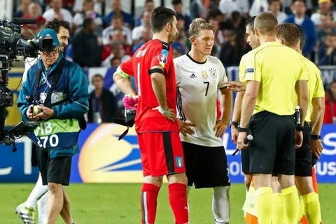 Schweinsteiger chon đá luân lưu bên khung thành có cổ động viên Italy. (Nguồn: Reuters)