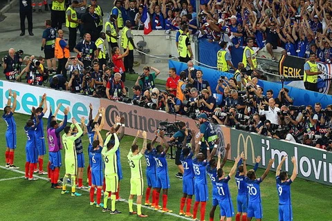 Cầu thủ Pháp ăn mừng theo phong cách chiến binh Viking của Iceland. (Nguồn: EPA)