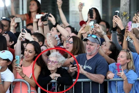 Tất cả đều nhìn vào điện thoại để chụp ảnh, trừ một người. 