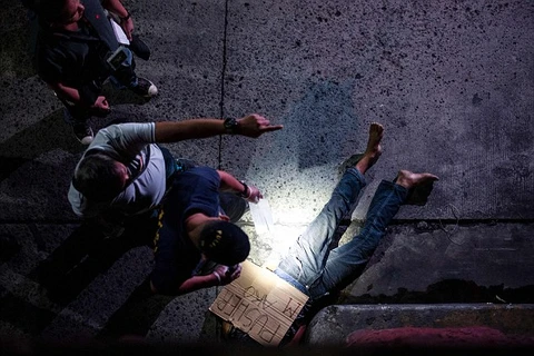 Một xác chết trên phố ở Philippines kèm dòng chữ 'Tôi là kẻ buôn thuốc phiện.' (Nguồn: Daily Mail)