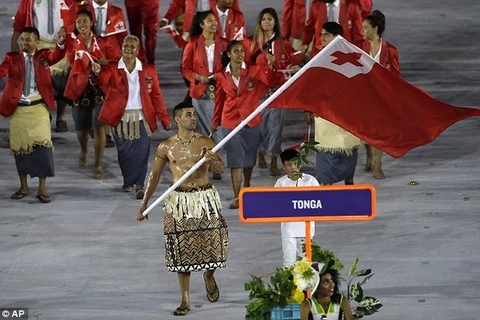 Pita Taukatofua vinh dự là người cầm cờ dẫn đầu đoàn thể thao Tonga. (Nguồn: ​AP)