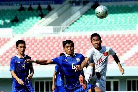 Trần Thành (áo trắng) giúp U19 Việt Nam chiến thắng, (Nguồn: MMF)