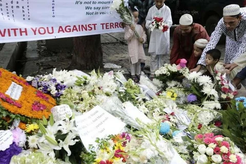 Người dân đặt hoa tưởng nhớ các nạn nhân xấu số. (Nguồn: straitstimes.com)