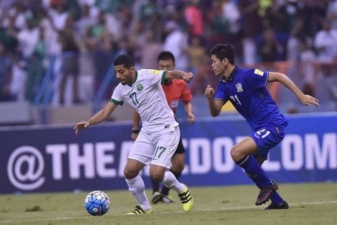 Thái Lan (áo xanh) thua trận đáng tiếc trên sân của Saudi Arabia. (Nguồn: Goal.com)