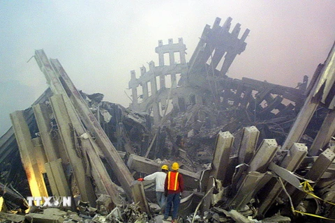  Cảnh đổ nát tại Trung tâm Thương mại thế giới ở thành phố New York, Mỹ, sau vụ tấn công ngày 11/9/2001. (Nguồn: AFP/TTXVN)