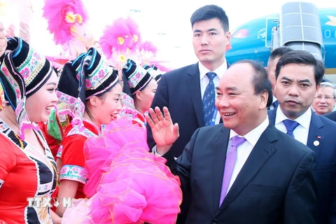 Lễ đón Thủ tướng Chính phủ Nguyễn Xuân Phúc tại sân bay quốc tế Wuxu Nam Ninh, tỉnh Quảng Tây. (Ảnh: Thống Nhất/TTXVN)