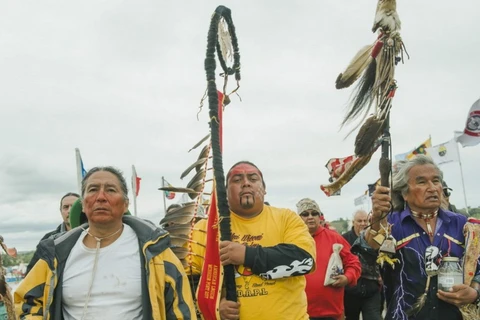 Cộng đồng người da đỏ phản đối dự án đường ống dẫn dầu Dakota Access. (Nguồn: Reuters)