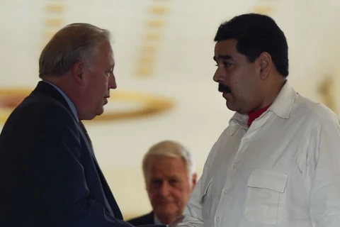 Tổng thống Venezuela Nicolas Maduro tiếp Thứ trưởng Ngoại giao Mỹ Thomas Shannon. (Nguồn: AFP/Getty Images)