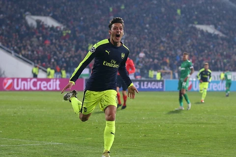 Meust Oezil ghi bàn giúp Arsenal ngược dòng sớm giành vé vào vòng knock-out Champions League. (Nguồn: Daily Mail)
