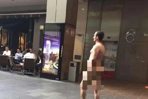 Người đàn ông khỏa thân thản nhiên đi bộ giữa trung tâm thương mại (Nguồn: Thestar.com.my)