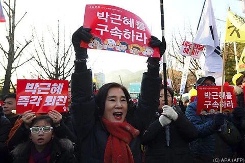 Người dân Hàn Quốc xuống đường ăn mừng. (Nguồn: Salzburg24.at)