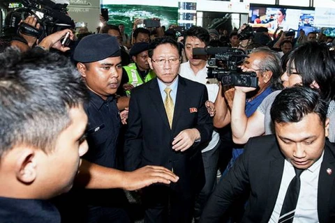 Đại sứ Triều Tiên Kang Chol tại sân bay quốc tế Kuala Lumpur trước khi rời Malaysia. (Nguồn: astroawani.com)