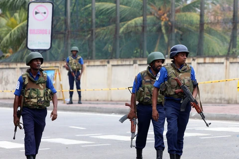 Lực lượng an ninh tuần tra bên ngoài nhà thờ St. Anthony ở Colombo, Sri Lanka sau loạt vụ tấn công. (Ảnh: THX/TTXVN)