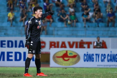 Thủ môn Bùi Tiến Dũng bắt chính trận Hà Nội FC thắng SHB Đà Nẵng 3-2, (Ảnh: Nguyên An/Vietnam+)