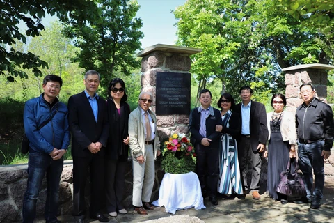 Đại sứ Nguyễn Minh Vũ (thứ hai từ trái qua) chụp hình cùng khách mời đặc biệt ông Lê Đức Dương (thứ tư từ trái qua) và một số nhân viên Đại sứ quán Việt Nam tại Đức tại khu tưởng niệm Bác Hồ. (Ảnh: Anh Đức/Vietnam+)