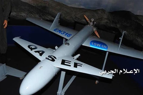 Houthi dùng máy bay không người lái tấn công nhằm vào khu vũ khí tại sân bay Najran. (Ảnh minh họa: almanar.com.lb)