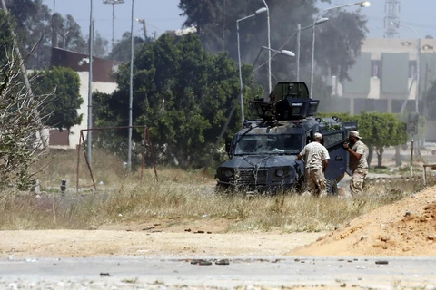 Lực lượng vũ trang ủng hộ Chính phủ Libya được LHQ công nhận giao tranh với các tay súng thuộc chính quyền miền Đông do Tướng Khalifa Haftar đứng đầu. (Ảnh: THX/TTXVN)