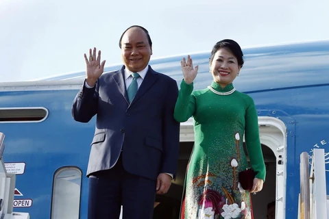 Thủ tướng Nguyễn Xuân Phúc và Phu nhân đến Moskva. (Ảnh: Thống Nhất/TTXVN)