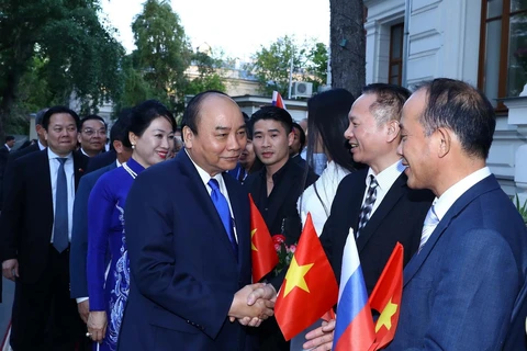 Thủ tướng Nguyễn Xuân Phúc với cán bộ Đại sứ quán, Cộng đồng người Việt Nam tại Liên bang Nga. (Ảnh: Thống Nhất/TTXVN)