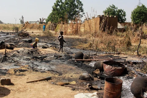 Hiện trường một vụ tấn công tại làng Maiborti, ngoại ô Maiduguri, đông bắc Nigeria. (Ảnh: AFP/TTXVN)