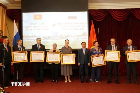 Trao tặng huân chương cho các chuyên gia Nga trong 50 năm thực hiện giữ gìn và bảo vệ tuyệt đối an toàn thi hài Chủ tịch Hồ Chí Minh. (Ảnh: Tâm Hằng/TTXVN)