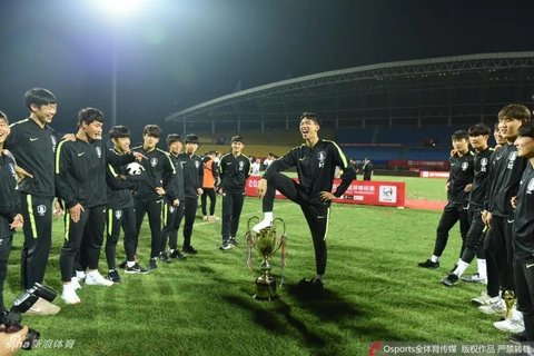 Cầu thủ U18 Hàn Quốc giẫm chân lên cúp vô địch Panda Cup 2019. (Nguồn: Sina)