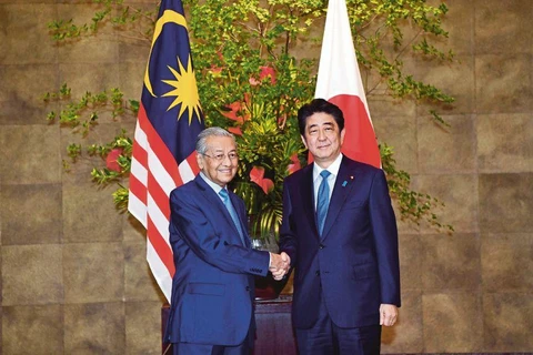 Thủ tướng Nhật Bản Shinzo Abe và người đồng cấp Malaysia Mahathir Mohamad. (Nguồn: nst.com.my)