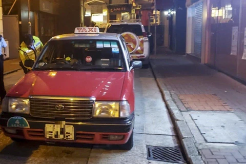 Cảnh sát bắt giữ taxi tính phí cắt cổ với khách hàng. (Nguồn: scmp.com)